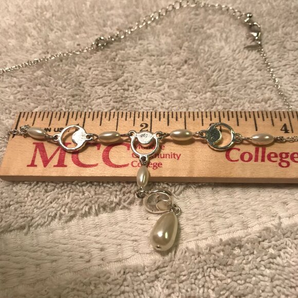 Avon Merryl 3 Piece Gift Set - Silver & Pearl Necklace Bracelet & Earrings - Picture 10 of 16